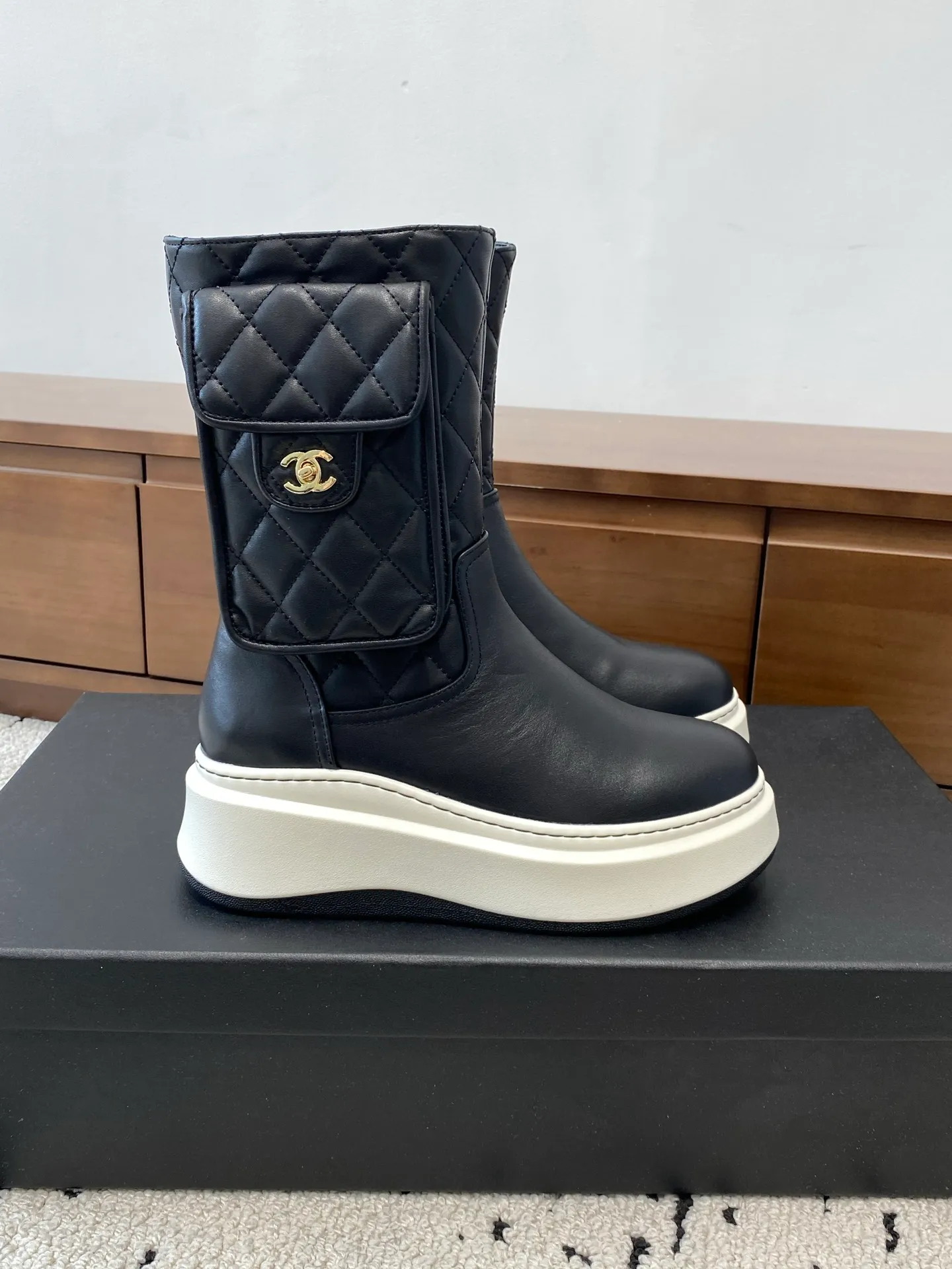 👟👟Ex-factory price 840👟👟 CHANEL 2025s autumn and winter series thick-soled high short boots, high and short are made of imported cowhide respectively, with an additional height of 5cm to show leg length. The boots follow Chanel's classic rhombus pattern, plus a small bag that can be opened to carry small things. Xiao Meimei especially likes it. This is a hot style created by Chanel this autumn and winter. With the traditional inner zipper, it is easy to put on the feet and super comfortable. It is a must-have for this autumn and winter. Upper material: imported cowhide with rhombus microfiber, washed denim ❤︎ Consistently authentic ❤︎ Outsole: original Italian TPU foam outsole Number of yards: 35-40 (40 is custom-made, non-refundable and non-exchangeable) Buy now👉 Buy now👉